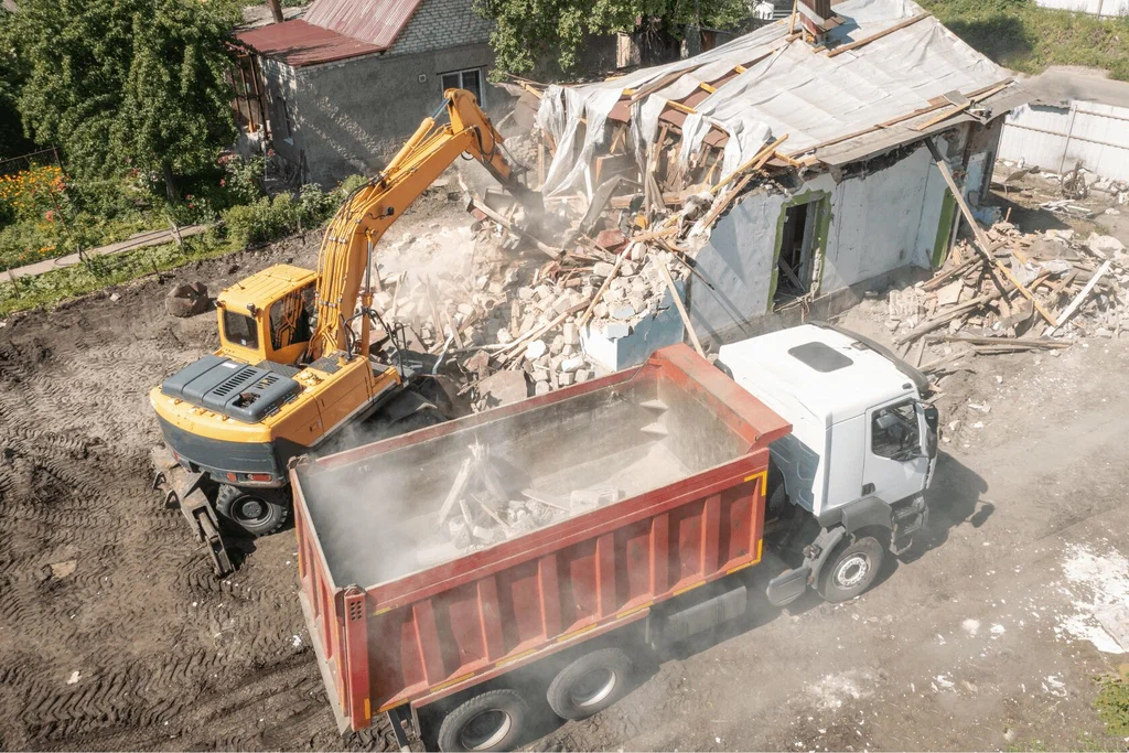 Вывоз мусора после сноса зданий с выездом в Донском в октябре