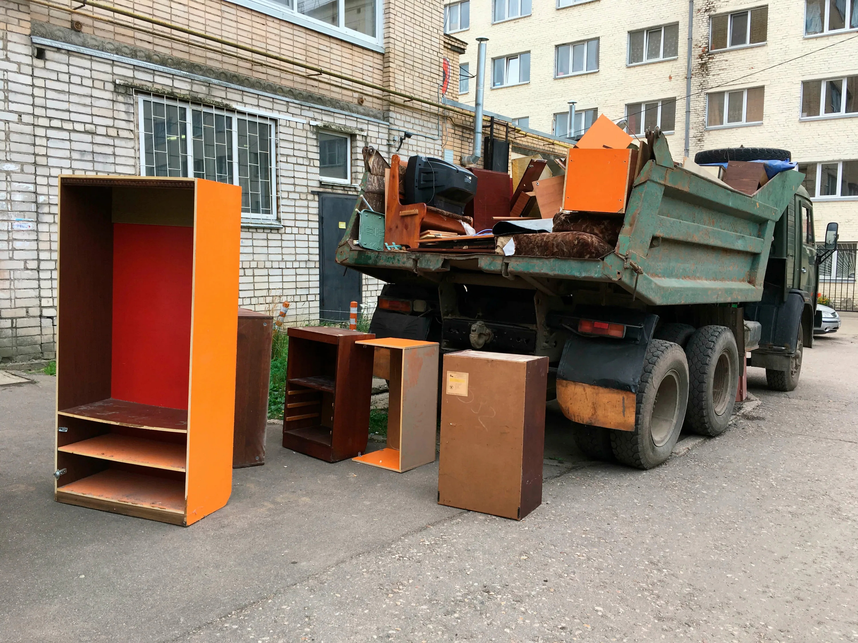 Утилизация старой мебели с вывозом и разбором в Донском в октябре