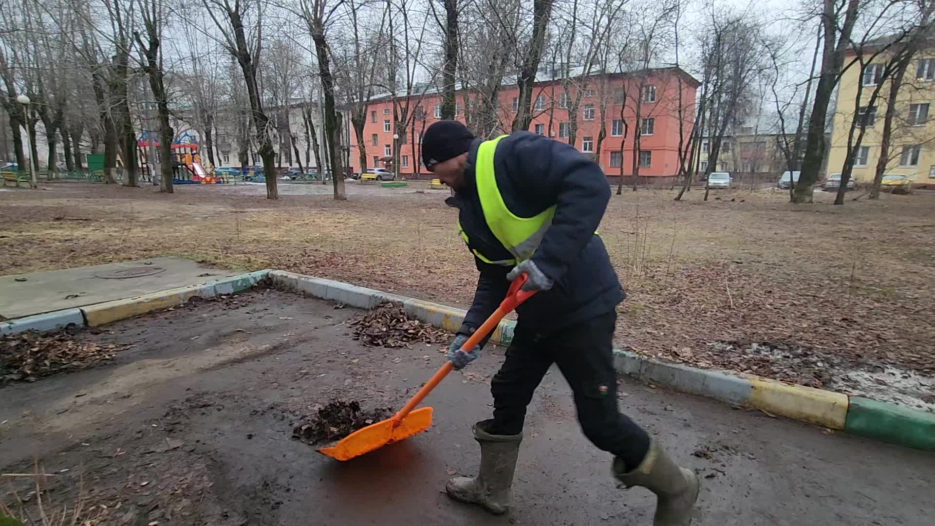 Уборка территорий в Донском в октябре