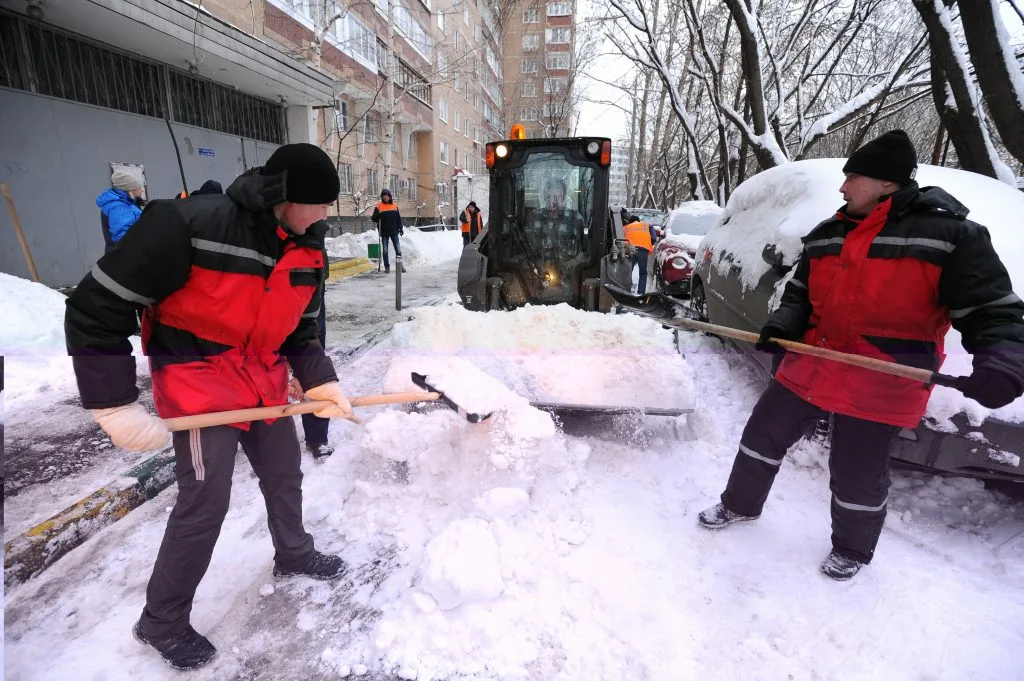 Очистка дворов от снега с гарантией результата в Донском в октябре
